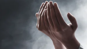 Muslim der Bittgebete macht und die Hände offen gegen Himmel gerichtet ist