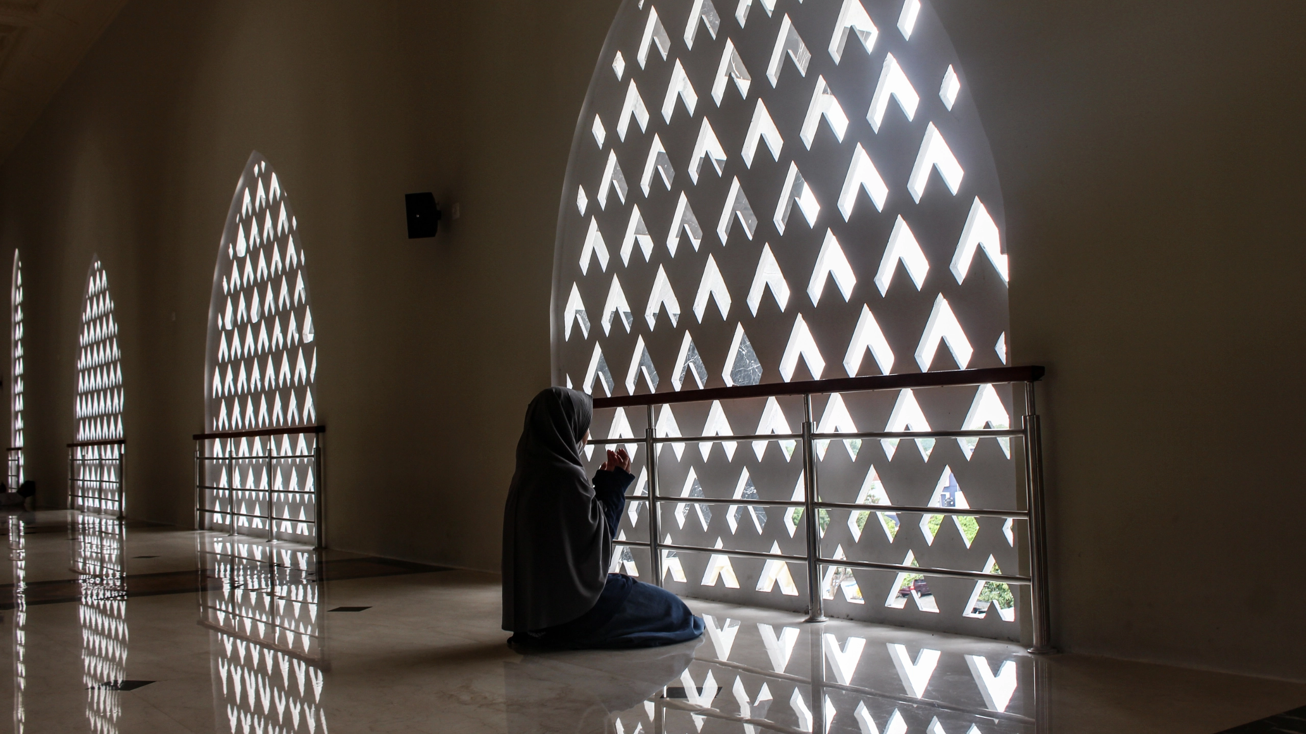 Muslimische Frau beim Gebet