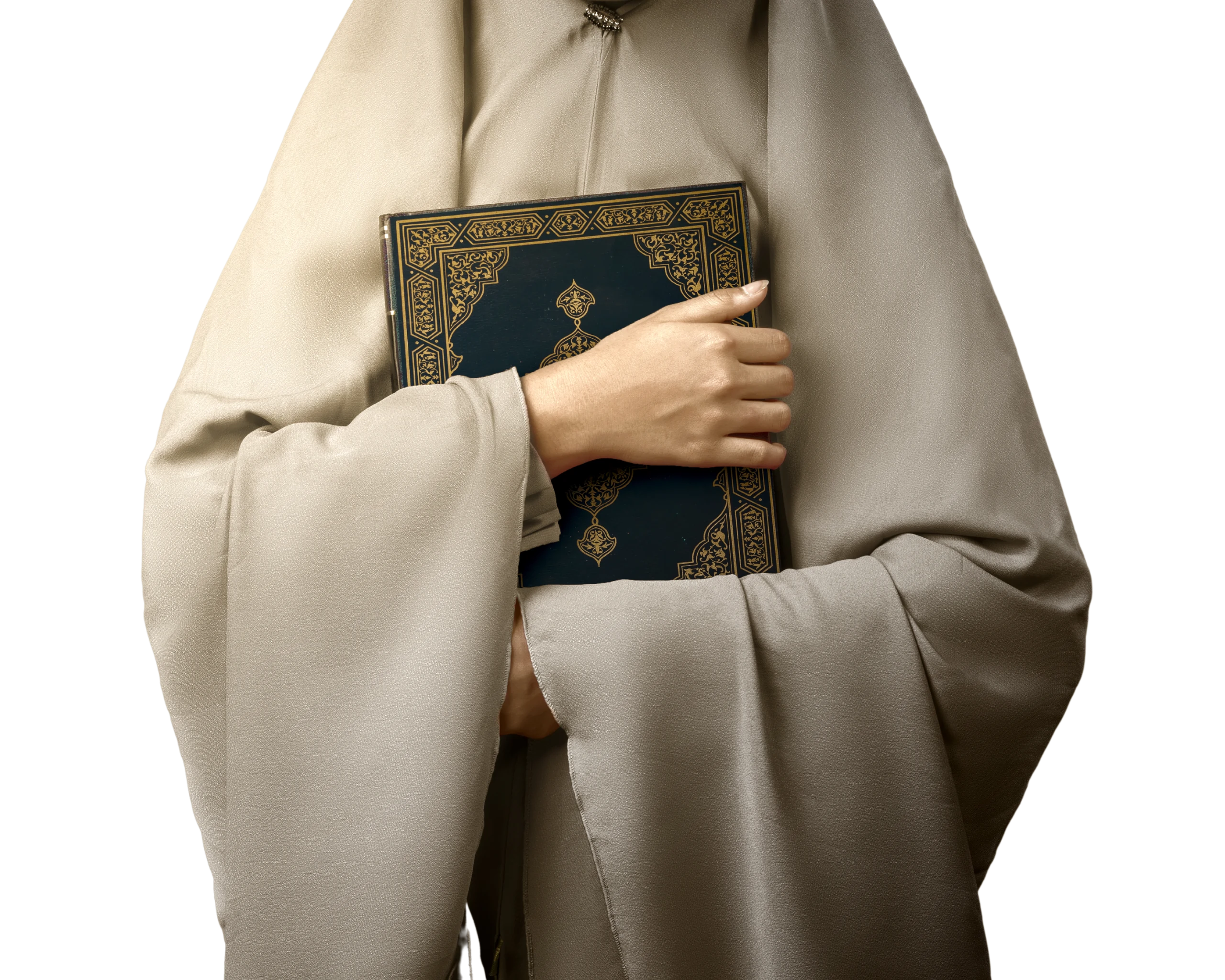 Muslimische Frau in einem Schleier stehend und den Koran haltend